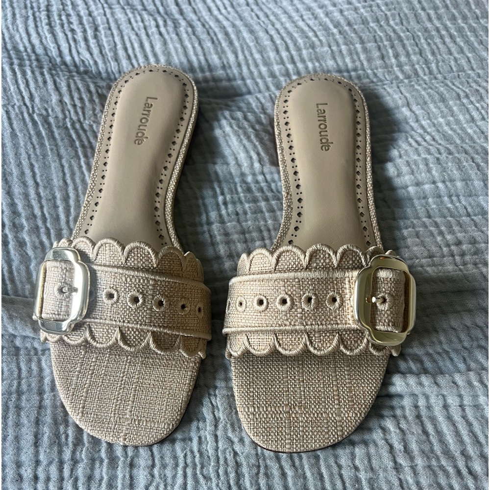 NIB Larroude Ivy Broderie Flat Mule in Beige Raffia, Size 7.5
